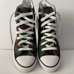 Converse shoes for a kid size 3